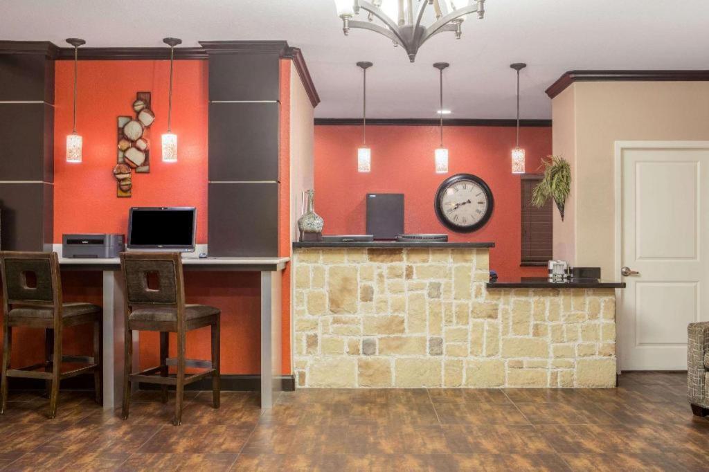 Super 8 By Wyndham Mansfield La Hotel Exterior photo